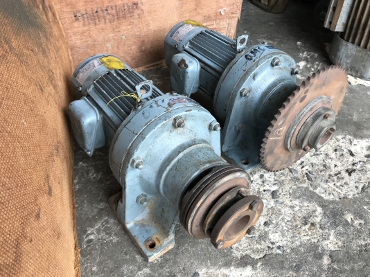 ขายมอเตอร์เกียร์ Cycro drive Sumitomo 1HP. 380V อัตราทด 1:59 มีระบบเบรคในตัว เพลาออกประมาณ 24รอบต่อนาที สภาพสวยเดิมๆ หมุนนิ่ม พร้อมใช้งาน มี 2ตัวครับ