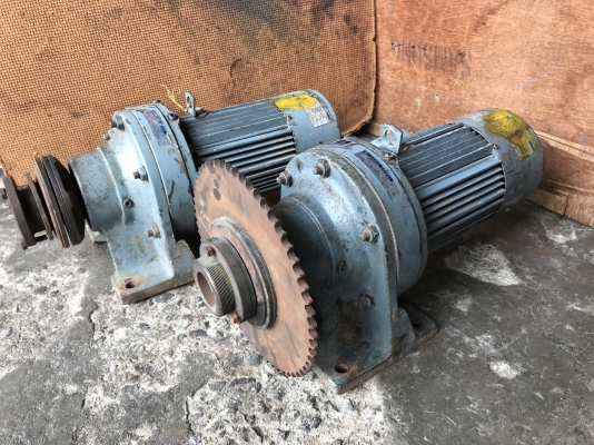 ขายมอเตอร์เกียร์ Cycro drive Sumitomo 1HP. 380V อัตราทด 1:59 มีระบบเบรคในตัว เพลาออกประมาณ 24รอบต่อนาที สภาพสวยเดิมๆ หมุนนิ่ม พร้อมใช้งาน มี 2ตัวครับ