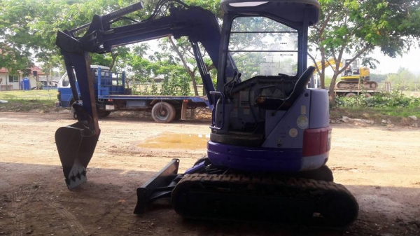 FROM JAPANรถขุดKOMATSU PC28UU-2E /เครื่องยนต์3D82AE /3สูบ(เครื่องดำ) /คอนโทรลน้ำมัน /ปั๊มเฟือง3ตอน/ม