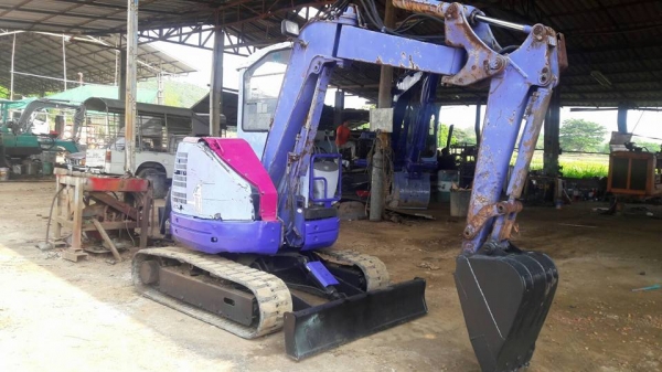 FROM JAPANรถขุดKOMATSU PC28UU-2E /เครื่องยนต์3D82AE /3สูบ(เครื่องดำ) /คอนโทรลน้ำมัน /ปั๊มเฟือง3ตอน/ม