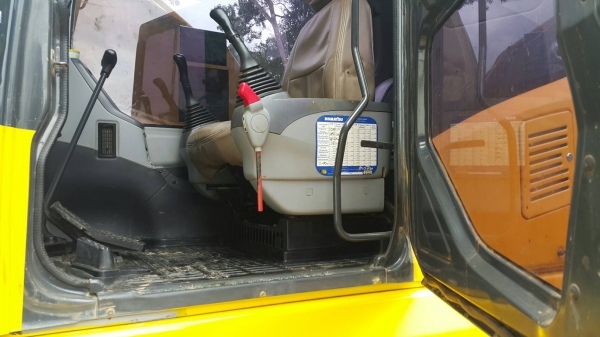 รถขุดไฮดรอลิค รุ่นยอดนิยม Komatsu PC200-7 S/N:79916 10,xxx ชั่วโมง เอกสารเล่มทะเบียน รถขุดไฮดรอลิค รุ่นยอดนิยม Komatsu PC200-7 S/N:79916 10,xxx ชั่วโมง เอกสารเล่มทะเบียน