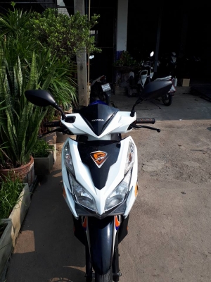 Click 125 i สีขาวดำ ลาย Street รุ่น Racing Combi brake รถสวยเท่ห์สปอร์ตมาก