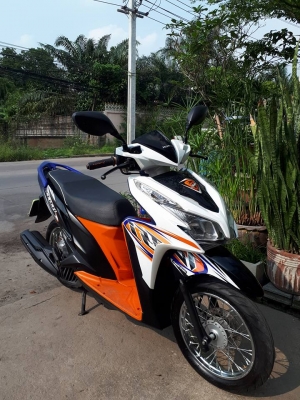 Click 125 i สีขาวดำ ลาย Street รุ่น Racing Combi brake รถสวยเท่ห์สปอร์ตมาก