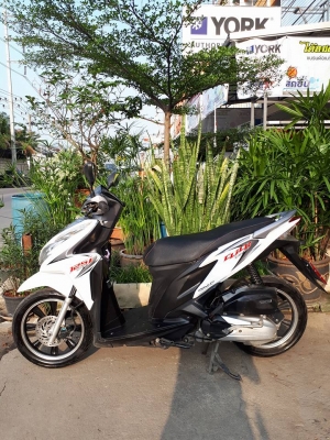Honda Click 125 i (ล้อแม็กซ์ V.I.P) รุ่น tune up สีขาวเทา รถสวย ขับดีมาก หัวฉีดรุ่นใหม่ Honda Click 125 i (ล้อแม็กซ์ V.I.P) รุ่น tune up สีขาวเทา รถสวย ขับดีมาก หัวฉีดรุ่นใหม่