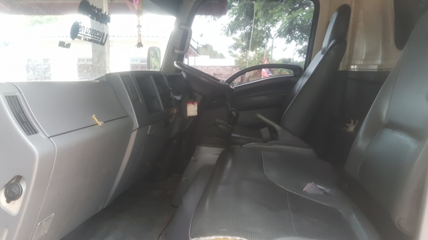 ขาย 6 ล้อisuzu NPR 150 เเรงม้า ปี 56 ยาว 5 เมตร ตู้ 3 บาน