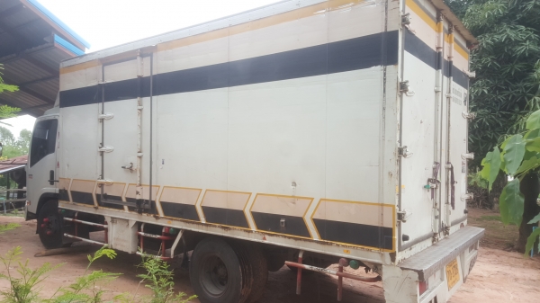 ขาย 6 ล้อisuzu NPR 150 เเรงม้า ปี 56 ยาว 5 เมตร ตู้ 3 บาน