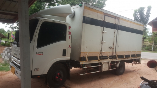 ขาย 6 ล้อisuzu NPR 150 เเรงม้า ปี 56 ยาว 5 เมตร ตู้ 3 บาน