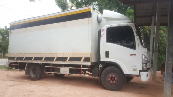 ขาย 6 ล้อisuzu NPR 150 เเรงม้า ปี 56 ยาว 5 เมตร ตู้ 3 บาน