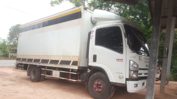 ขาย 6 ล้อisuzu NPR 150 เเรงม้า ปี 56 ยาว 5 เมตร ตู้ 3 บาน