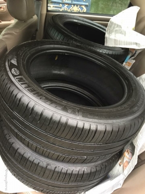 ยาง Michelin 205 55 16 ปี17 ดอกเต็ม ไม่มีปะ เนื้อนิ่มๆ ใช้ยาว ราคาไม่แพง