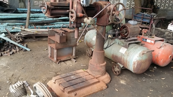 สว่านแขนแดง