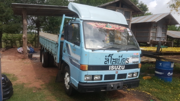 ขาย 6 ล้อ isuzi NKR 110 เเรงม้า รถห้างเเท้ ยาว 4.3 เมตร สะภาพ 1 ใน100 คัน