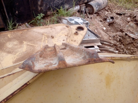 ขายแผ่นแทรก รถแมคโค รุ่น-200 ใส่ CAT กับ KOBELCO แผ่นยาว80 ซม.แผ่นนอกติดรถ ขายไม่แพงครับ