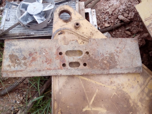 ขายแผ่นแทรก รถแมคโค รุ่น-200 ใส่ CAT กับ KOBELCO แผ่นยาว80 ซม.แผ่นนอกติดรถ ขายไม่แพงครับ