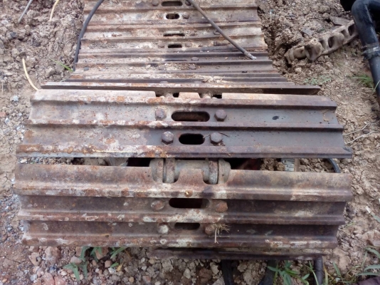 ขายแผ่นแทรก รถแมคโค รุ่น-200 ใส่ CAT กับ KOBELCO แผ่นยาว80 ซม.แผ่นนอกติดรถ ขายไม่แพงครับ