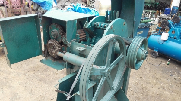 เครื่องชิพไม้ บดสับย่อย ของใหม่ 100\% ขนาด 15 HP เครื่องชิพไม้ บดสับย่อย ของใหม่ 100\% ขนาด 15 HP