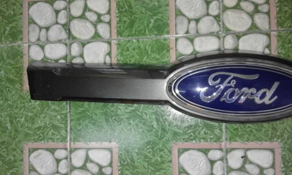 กรอบตราโลโก้กระจังหน้า FORD RANGER ใหม่