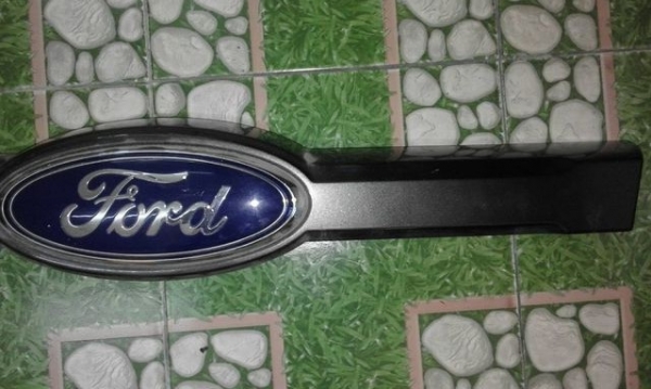 กรอบตราโลโก้กระจังหน้า FORD RANGER ใหม่