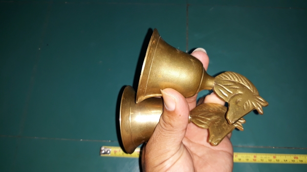 ขายกระดิ่งทองเหลืองหัวม้างานเก่าเก็บ อันละ450บาท