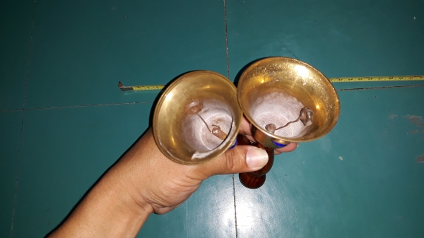 ขายกระดิ่งทองเหลืองด้ามไม้โบราณอันละ450บาท ขายกระดิ่งทองเหลืองด้ามไม้โบราณอันละ450บาท