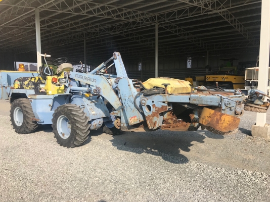 ขายรถตักFURUKAWAรุ่นFL302-2นำเข้าญี่ปุ่นไม่เคยใช้งานในไทยเอวอ่อนเครื่องอีซูซุ มีปุ้งกี๋ตักสภาพดีพร้อมใช้งาน แถมตัวปัดดูดฝุ่น 081-8302909 จิรโรจน์ Line ID :  jiraroj2909