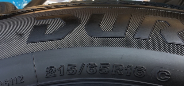 ยาง Bridgestone 215-65-16 ปลายปี 15 มีตุ่ม ยาง Bridgestone 215-65-16 ปลายปี 15 มีตุ่ม