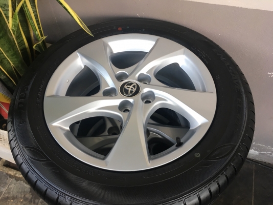 ขายล้อแม็กป้ายแดงโตโยต้า CHR ขอบ 17 ยาง 215 60 17 ปี 18 สภาพใหม่ถอดป้ายแดง