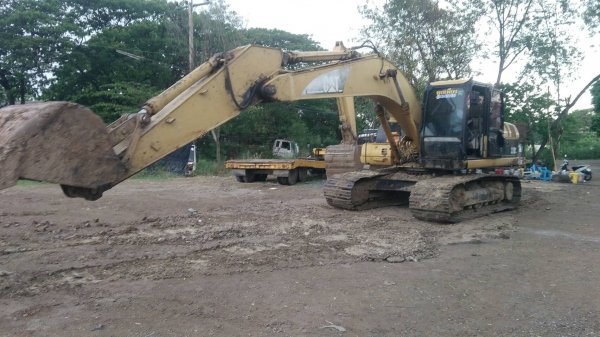 รถขุดแบ็คโฮ CAT320C สภาพดี เอกสารเล่มทะเบียน อยู่ลพบุรี ราคา1,030,000บ. สนใจ 0835601591