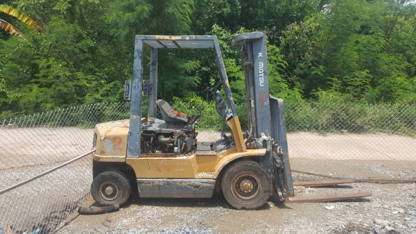 ขายตามสภาพ รถฟอร์คลิฟต์ KOMATSU 2.5 ตัน เครื่องดี เกียร์เสียขยับไม่ได้ ราคาต่อรองได้ครับ
