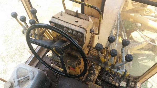 ขาย 999,999 รถเกรด CAT 12 G เครื่องไดเร็คหัวฉีดปากกา เอวอ่อน เล่มทะเบียน เครื่องดี เกียร์แรง เอวแน่น ยางดี รถสวยพร้อมใช้เอกสารพร้อมโอน รถอยู่ ศรีเกษ 090-772-3710 090-772-3708