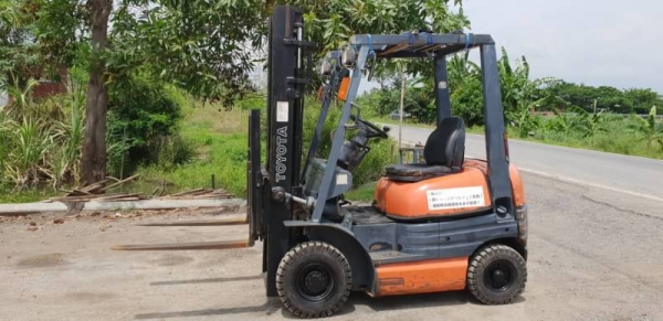 ขายด่วนรถยกTOYOTA6FG15ยก1.5ตันเสาสูง3เมตรยางตันใหม่4เส้นงาสไลด์ได้รถนอกนำเข้ายังไม่เคยใช้งานในเมืองไทยเลย