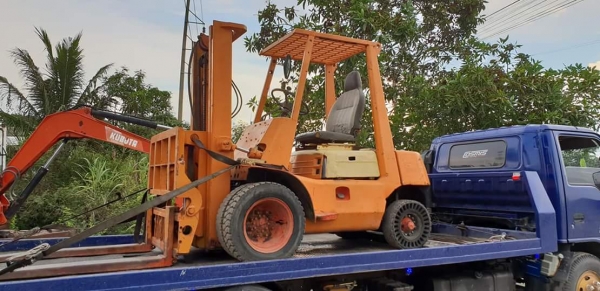 ขายด่วนรถยกดีเซลTOYOTA4FD25ยก2.5ตันเสาสูง3เมตรงากะดกได้ยกจริงได้ถึง2.7ตันรถนอกนำเข้ายังไม่เคยใช้งานในเมืองไทยเลย