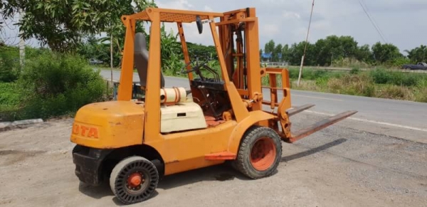 ขายด่วนรถยกดีเซลTOYOTA4FD25ยก2.5ตันเสาสูง3เมตรงากะดกได้ยกจริงได้ถึง2.7ตันรถนอกนำเข้ายังไม่เคยใช้งานในเมืองไทยเลย