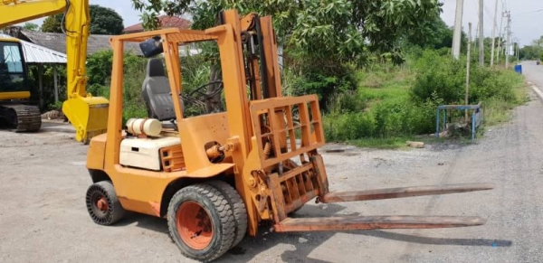 ขายด่วนรถยกดีเซลTOYOTA4FD25ยก2.5ตันเสาสูง3เมตรงากะดกได้ยกจริงได้ถึง2.7ตันรถนอกนำเข้ายังไม่เคยใช้งานในเมืองไทยเลย