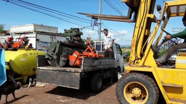 tractor-backhoe จัดส่ง แปรงกวาดถนน และ โรตารี่ เก่าญี่ปุ่น ไปกาฬสินธ์ุ ครับ ขอบคุณมากครับ