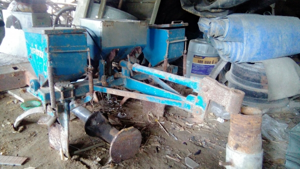 เครื่องหยอดข้าวโพดรถไถเดินตาม