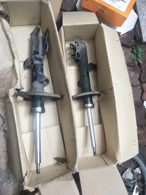 ขายโช๊คเหน้าเดิมติดรถอัลติส500บาท