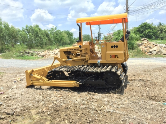 ต้องการขายรถแทร็กเตอร์D2-5PL ซื้อมาดันบ่อกุ้งไม่ค่อยได้ใช้ เปลี่ยนใบมีดใหม่ โซ่ใหม่ ลอลเลอร์ใหม่ เฟืองใหม่ ล้อนำเก่าญี่ปุ่น เครื่องดีไม่มีไอ หม้อน้ำทะลวงใหม่ ระบบเลี้ยวดีมาก เกียร์เดินหน้าถอยหลังดี เชคถ่ายน้ำมันพร้อมใช้งาน ราคาต่อรองคุยกันได้ โทร061661302