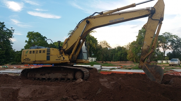 ขาย 735,000 KOMATSU pc 200-6 สเป๊ก JAPAN เครื่องดี ปั้มแรง เอวแน่น ช่วงล่างเต็ม รถสวยพร้อมใช้ เอกสารแจ้งจำหน่าย รถกำลังทำงานอยู่ รถอยู่ โคราช 090-772-3710 090-772-3708