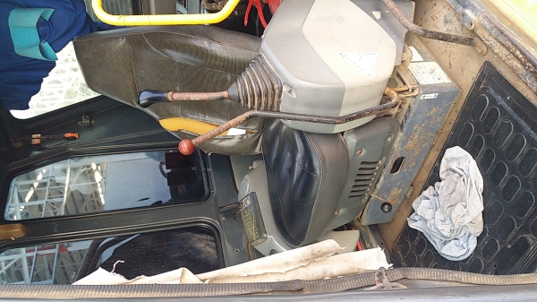 ขาย 735,000 KOMATSU pc 200-6 สเป๊ก JAPAN เครื่องดี ปั้มแรง เอวแน่น ช่วงล่างเต็ม รถสวยพร้อมใช้ เอกสารแจ้งจำหน่าย รถกำลังทำงานอยู่ รถอยู่ โคราช 090-772-3710 090-772-3708