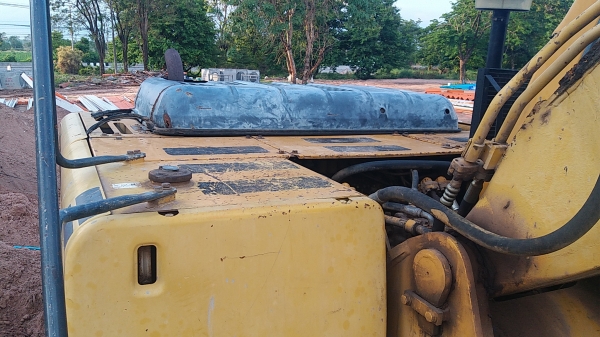 ขาย 735,000 KOMATSU pc 200-6 สเป๊ก JAPAN เครื่องดี ปั้มแรง เอวแน่น ช่วงล่างเต็ม รถสวยพร้อมใช้ เอกสารแจ้งจำหน่าย รถกำลังทำงานอยู่ รถอยู่ โคราช 090-772-3710 090-772-3708