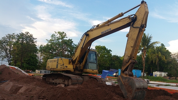 ขาย 735,000 KOMATSU pc 200-6 สเป๊ก JAPAN เครื่องดี ปั้มแรง เอวแน่น ช่วงล่างเต็ม รถสวยพร้อมใช้ เอกสารแจ้งจำหน่าย รถกำลังทำงานอยู่ รถอยู่ โคราช 090-772-3710 090-772-3708