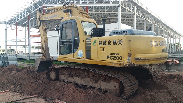 ขาย 735,000 KOMATSU pc 200-6 สเป๊ก JAPAN เครื่องดี ปั้มแรง เอวแน่น ช่วงล่างเต็ม รถสวยพร้อมใช้ เอกสารแจ้งจำหน่าย รถกำลังทำงานอยู่ รถอยู่ โคราช 090-772-3710 090-772-3708