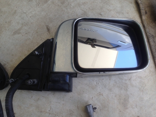 กระจกมองข้างปรับไฟฟ้า nissan ฟรอนเทีย แท้ถอดใส่ big-m  คู่ละ2900บาท