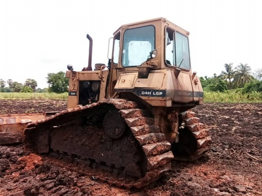 ขาย 495,000 รถแทรคเตอร์ CAT D 4 H เครื่องดี เกียร์ทอคร์แรง ช่วงล่างสวยแผ่นตีนเป็ด เอกสารหนังสือสัญญาซื้อขาย รถสวยพร้อมใช้ รถอยู่ ลพบุรี 090-772-3710 090-772-3708