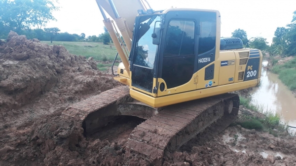 ขายรถแบคโฮ KOMATSU PC200-8N1 พร้อมไลน์หัวกระแทก ใช้งาน 6 พันชั่วโมง