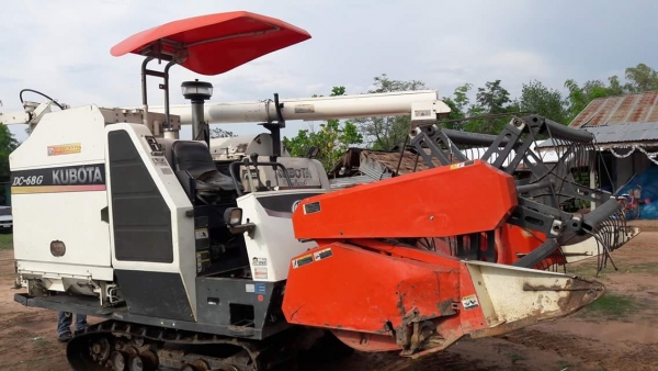 รถเกี่ยวข้าว  DC 68 g ปี 55