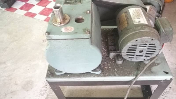 3,000 บ.โทร 083-2000058 LINE ID: line832923 ROTARY OIL VACUUM PUMP ยี่ห้อ SHIMADZU จากญี่ปุ่น โครงสร