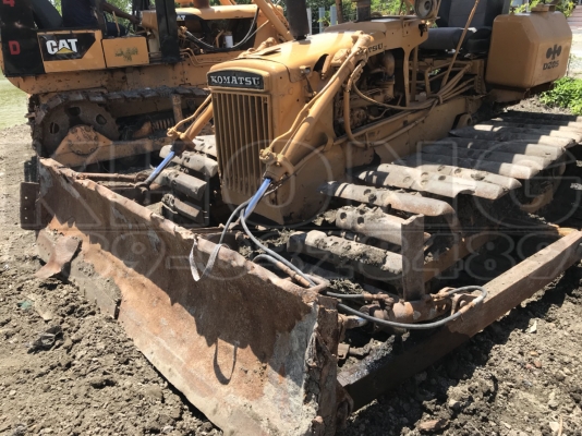 ขายด่วน รถแท็กเตอร cat4D4  komatsu  b2/3 พร้อมใช้งาน สภาพสวยๆ ระบบครบ เพียง 200000 บาท