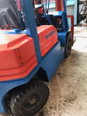 ขายรถโฟคลิป TOYOTA 2.5 ตัน เบนซิล งายกสูง3เมตร ขายรถโฟคลิป TOYOTA 2.5 ตัน เบนซิล งายกสูง3เมตร